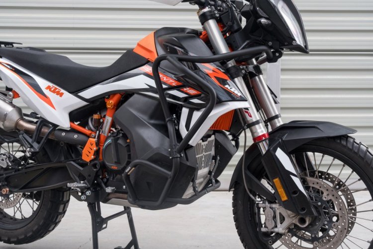 Horní padací rám černý. KTM 790 Adventure , KTM 890 Adventure . YAKK