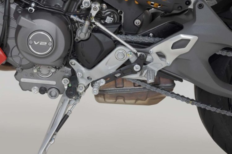 Řadicí páka Ducati Panigale V2 / Streetfighter V2 - černo/stříbrná