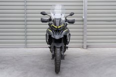 Kryt předního světla černý. Benelli TRK 702, 702X (22-24). YAKK
