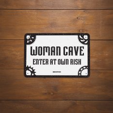 plechová cedule WOMAN CAVE, OXFORD (černá/bílá, rozměr 30 x 20 cm)