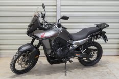 Boční a horní nosič kufru černý. Honda XL 750 Transalp (23-25). YAKK