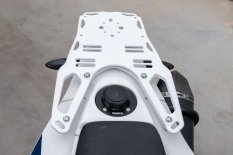 Zadní nosič bílý. Husqvarna 701 Enduro/Supermoto (16-25).